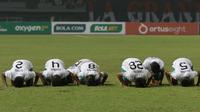 Selebrasi sejumlah pemain Timnas Indonesia U-19 usai Rabbani Tasnim Siddiq menjebol gawang Myanmar dalam pertandingan babak penyisihan Grup A Piala AFF U-19 yang berlangsung di Stadion Patriot Candrabhaga, Bekasi, Minggu (10/7/2022). (Bola.com/M Iqbal Ichsan)