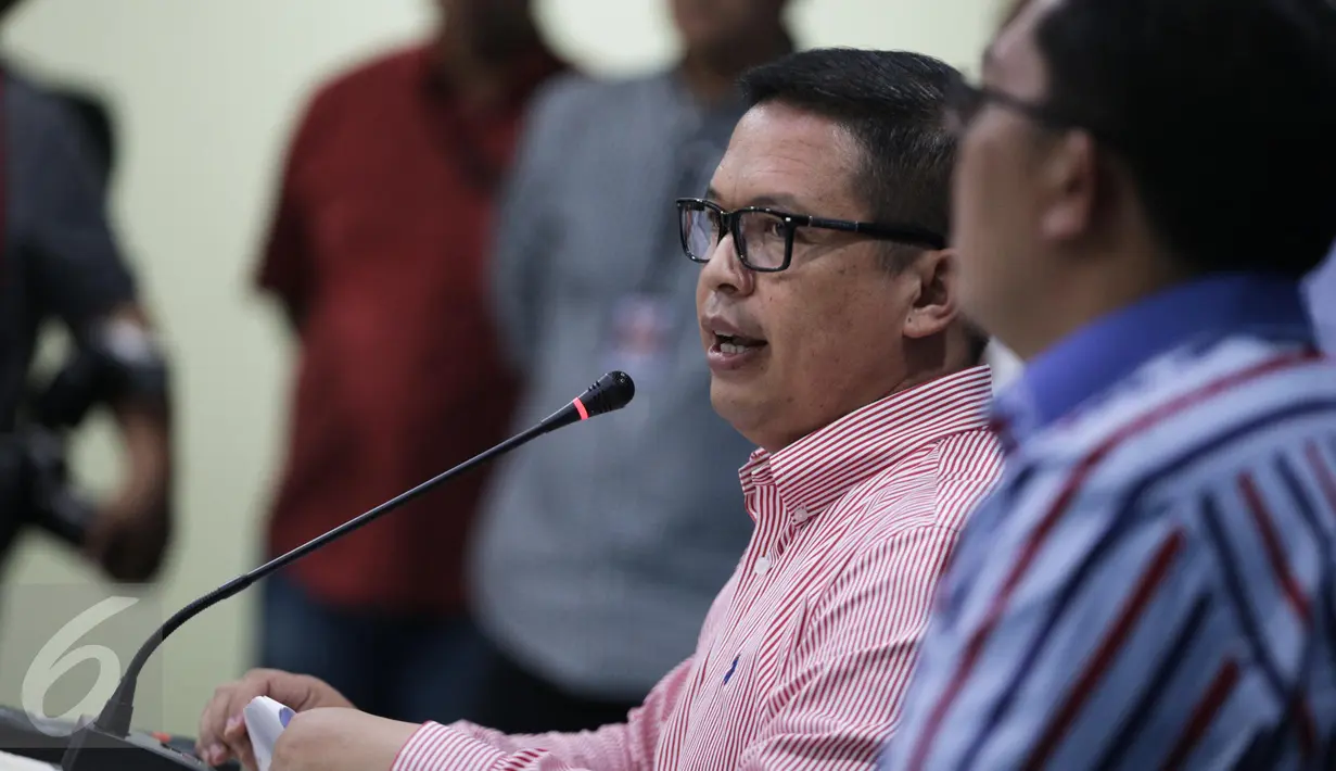 Direktur Tipideksus Brigjen Agung Setya (kiri) memberikan keterangan saat rilis pelaku pembobol 7 Bank dengan total kerugian sekitar Rp 1 triliun di Dit Tipideksus Bareskrim Polri, Jakarta, Kamis (9/3). (Liputan6.com/Faizal Fanani)