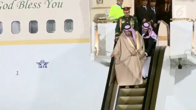 Mendarat di Rusia, Raja Salman alami insiden tak menyenangkan. Eskalator emas yang ia gunakan macet saat akan turun dari pesawat.