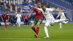 Pemain depan timnas Prancis, Karim Benzema berebut bola dengan bek Bulgaria, Petko Hristov pada laga uji coba menjelang Piala Eropa 2020 di Stade de France, Rabu (9/6/2021) dini hari WIB. Timnas Prancis menaklukkan Bulgaria dengan skor meyakinkan 3-0. (AP Photo/Francois Mori)