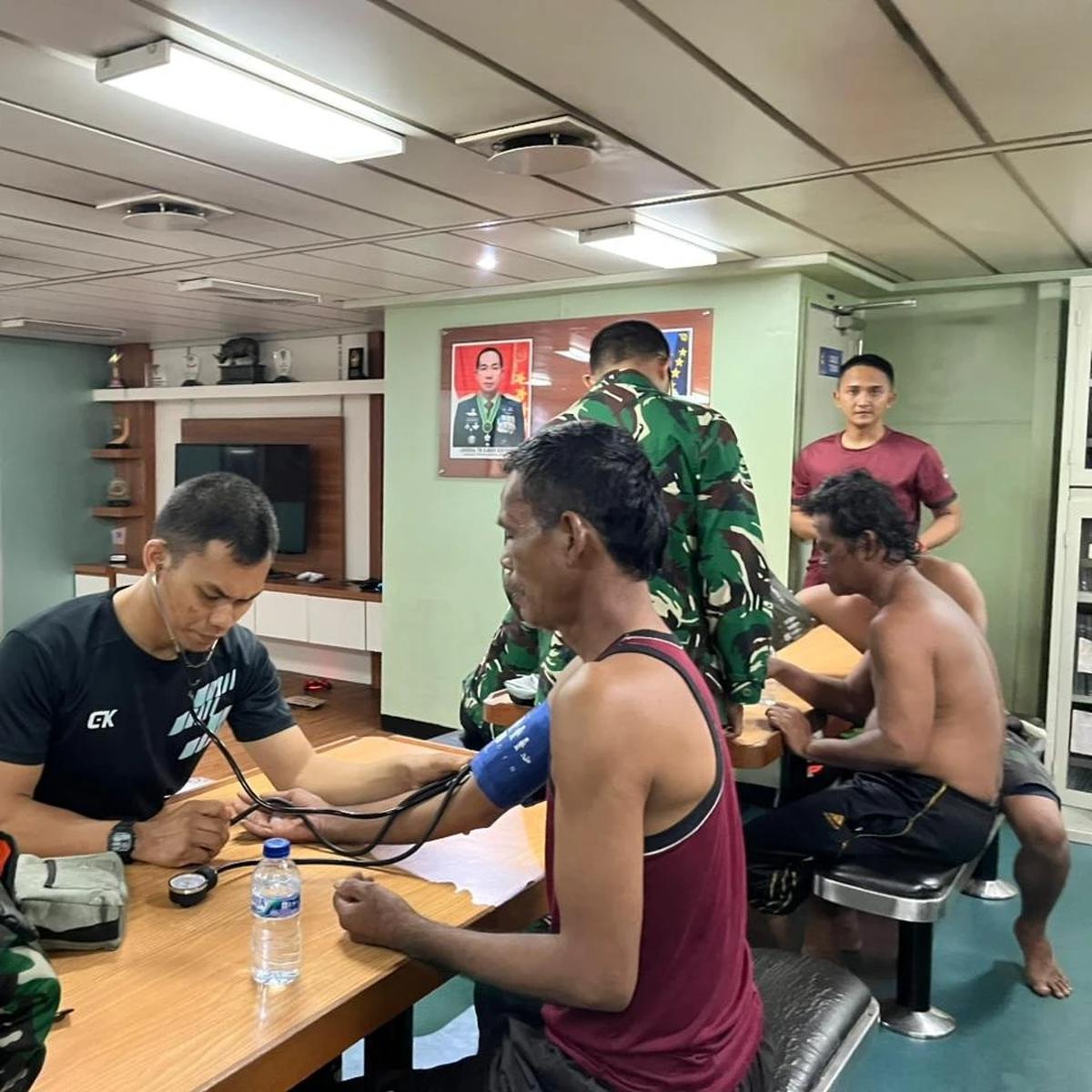 Evakuasi ABK Kapal Terbalik di Laut Arafuru