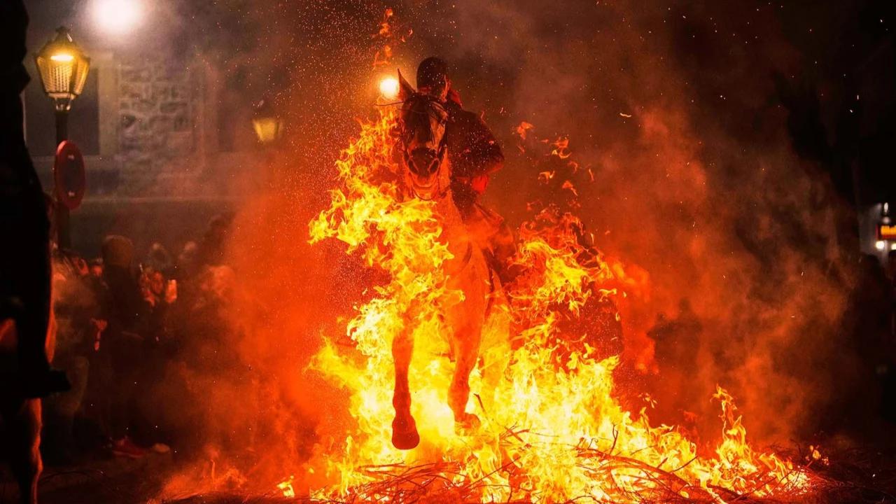 FOTO: Kengerian Ritual Kuda Melompati Api di Spanyol