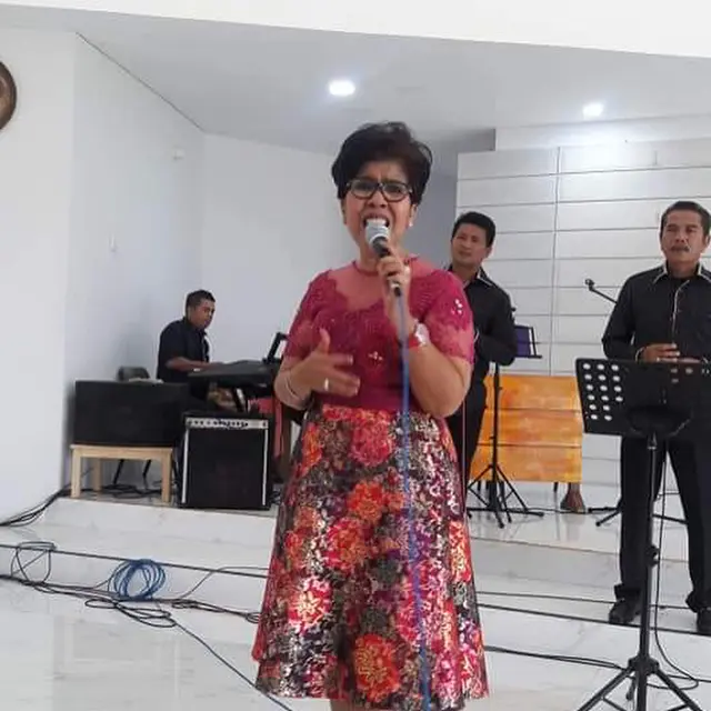 Galeri Foto Rita Butar Butar Pakai Dress Brokat, Busananya Selalu ...