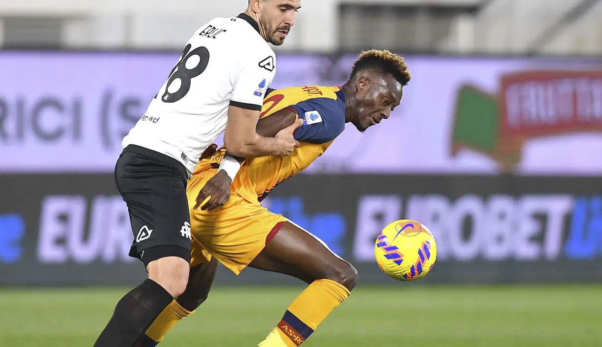 Kembali dari kamar ganti, Roma yang kini unggul jumlah pemain pun semakin leluasa mendominasi permainan. Namun, Giallorossi masih kesulitan membobol gawang Spezia yang dijaga Provedel. (La Presse via AP/Tano Pecoraro)