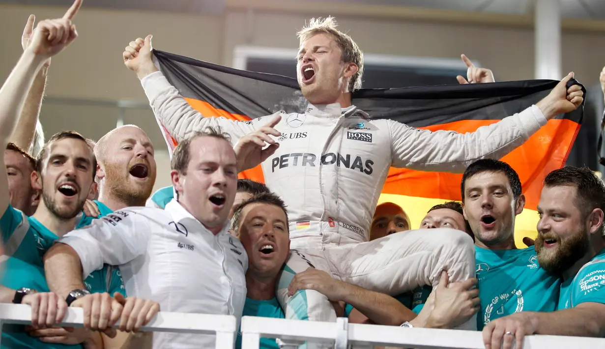 Pembalap Formula 1 tim Mercedes, Nico Rosberg melakukan selebrasi bersama timnyha saat merayakan kemenangan sebagai juara Formula 1 2016 di sirkuit Yas Marina di Abu Dhabi, Uni Emirat Arab, (27/11). (REUTERS/Hamad I Mohammed)