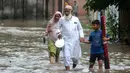 Warga menerjang jalanan yang terendam banjir setelah hujan lebat mengguyur Lahore, Punjab, Pakistan, 20 Agustus 2020. Sebanyak 18 orang tewas dan banyak lainnya terluka akibat hujan lebat di Punjab. (Xinhua/Sajjad)
