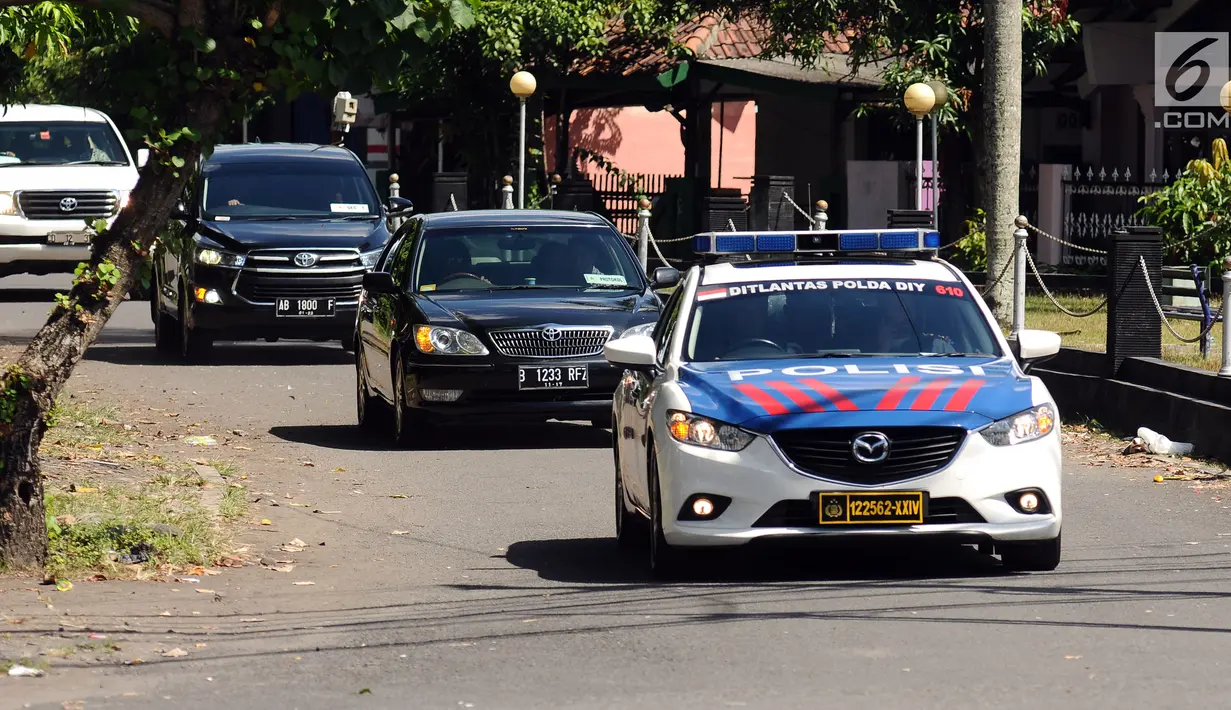 Kendaraan milik kepolisian mengawal rombongan mantan Presiden AS, Barrack Obama keluar dari Pangkalan Udara Adi Sucipto, Yogyakarta, Rabu (28/6). Rencananya, Barack Obama akan berlibur ke candi Prambanan dan Borobudur. (LIputan6.com/Helmi Fithriansyah)