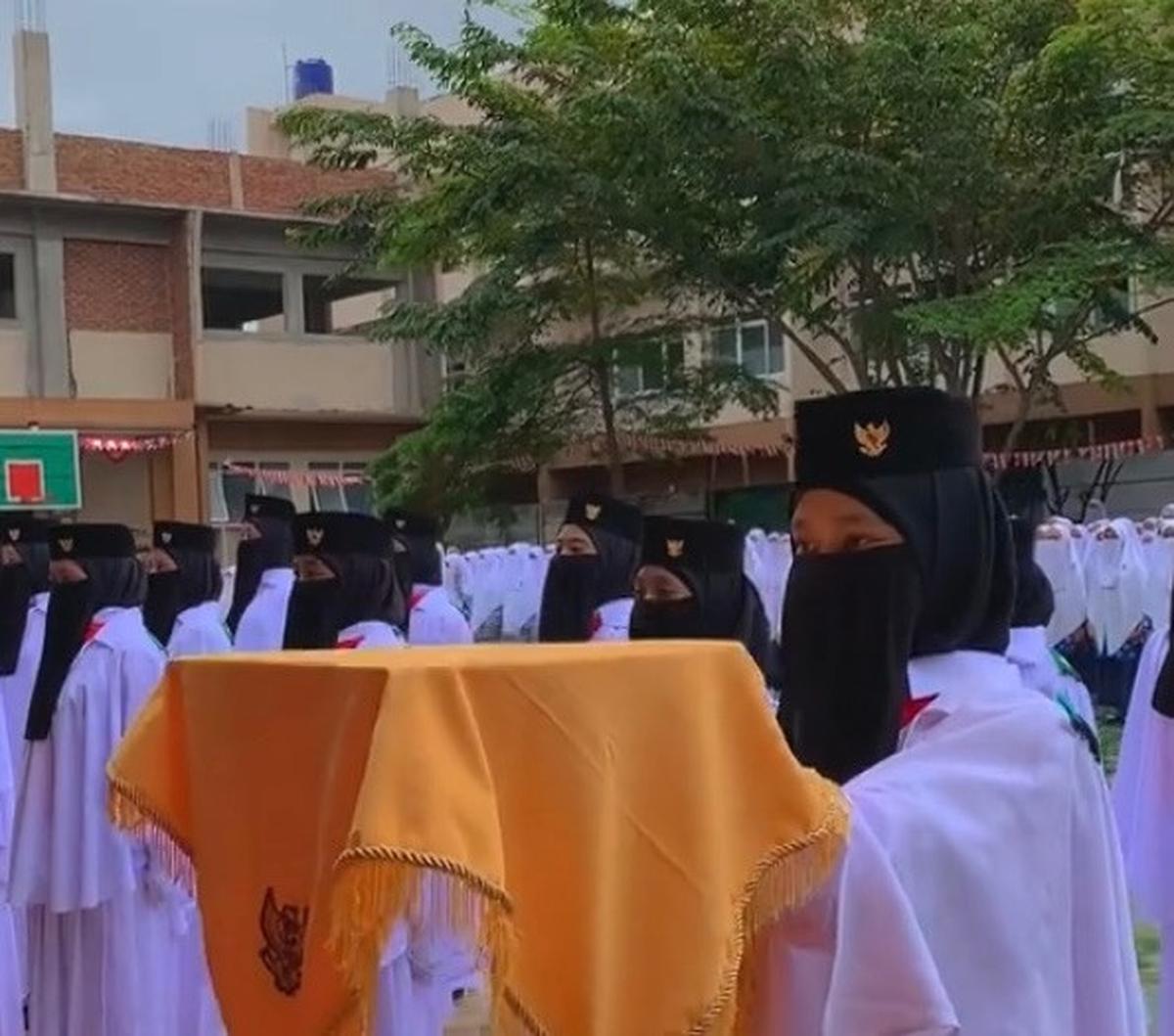 Upacara ini digelar dengan lancar dan khidmat. Tampak pembawa baki bendera terlihat melaksanan tugas dengan lancar. Ia tampak mengenakan atribut lengkap dengan cadar.