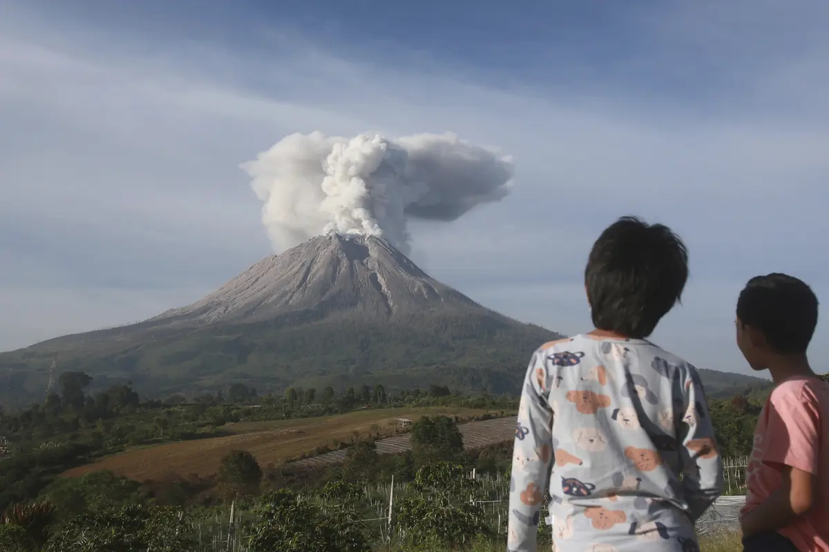 Gunung Sinabung Semburkan Material Vulkanik Setinggi 3.000 Meter
