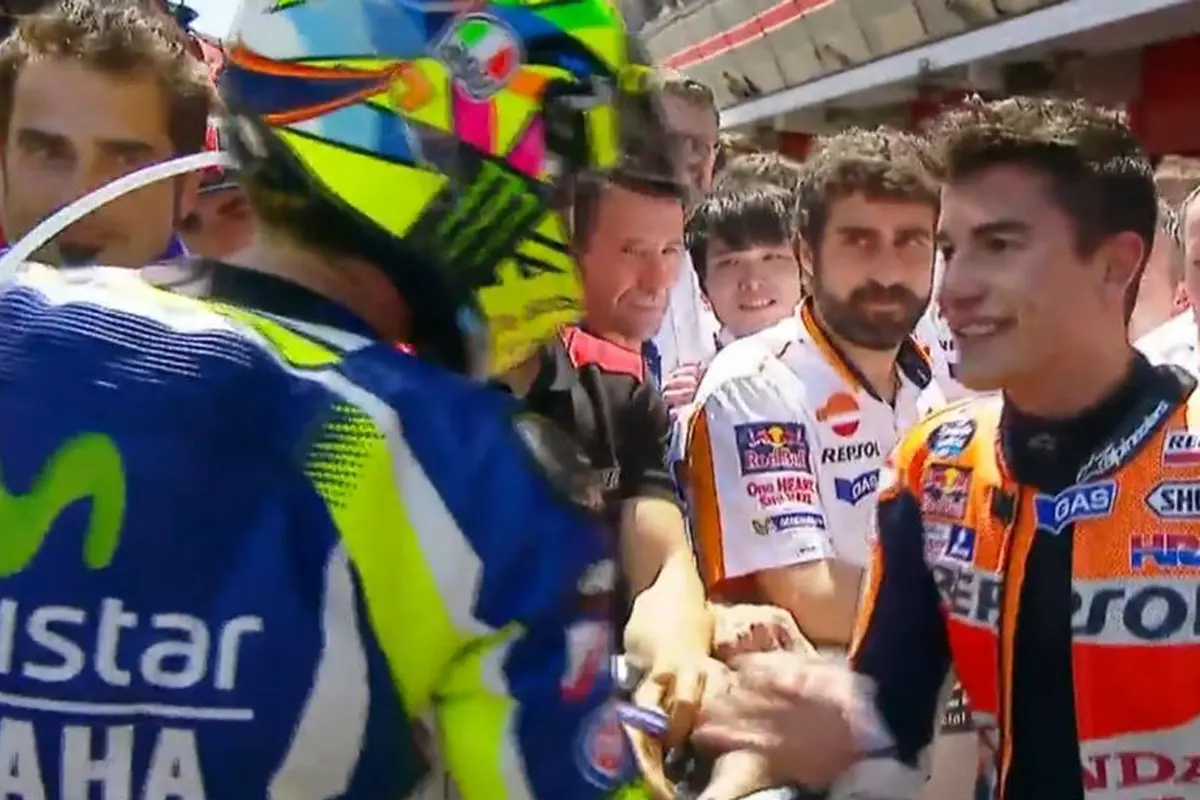 Valentino Rossi (kiri) dan Marc Marquez