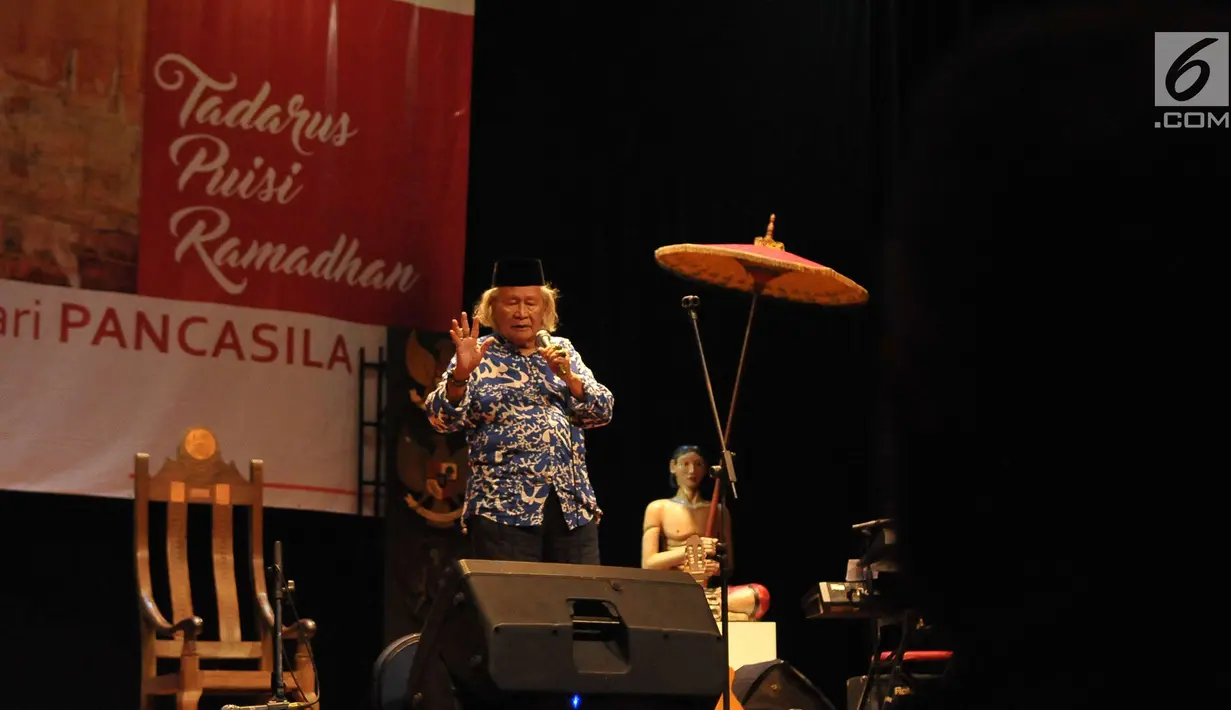 Budayawan, Ridwan Saidi membacakan Puisi Musikal di Acara Tadarus Puisi Ramadhan di Teater Kecil, Taman Ismail Marzuki, Jakarta, Kamis (1/6). Acara tersebut dihadiri atau diisi oleh politisi, seniman dan budayawan. (Liputan6.com/Helmi Afandi)