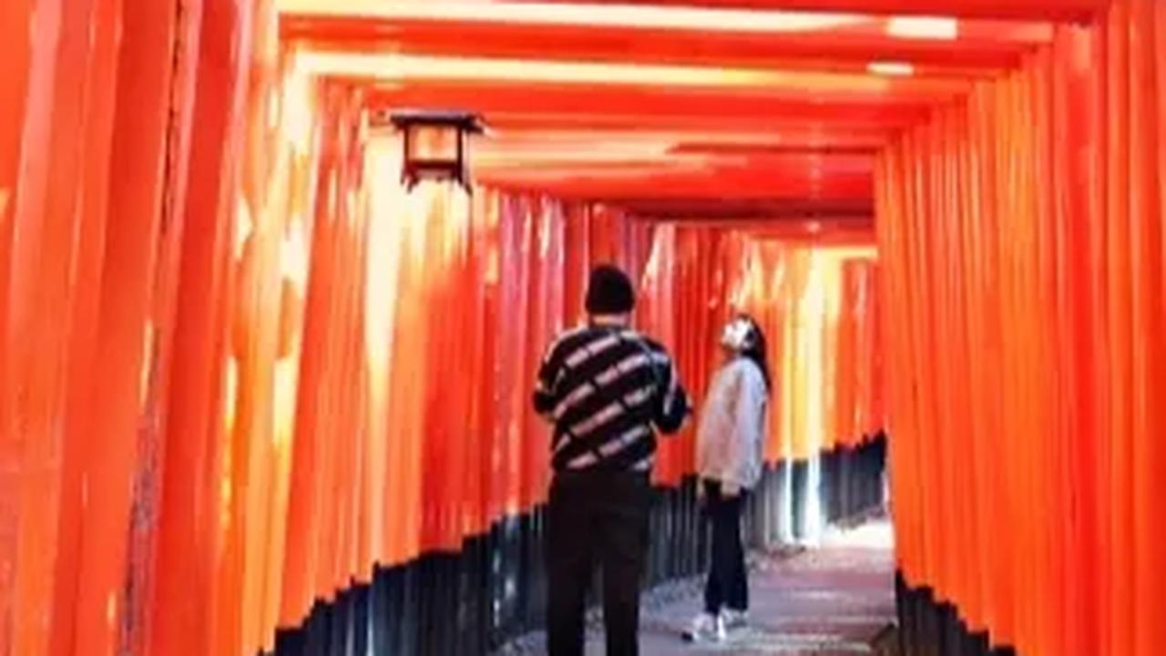 12 Potret Fushimi Inari Taisha, Kuil 10.000 Gerbang di Kyoto yang Menyedot Wisatawan