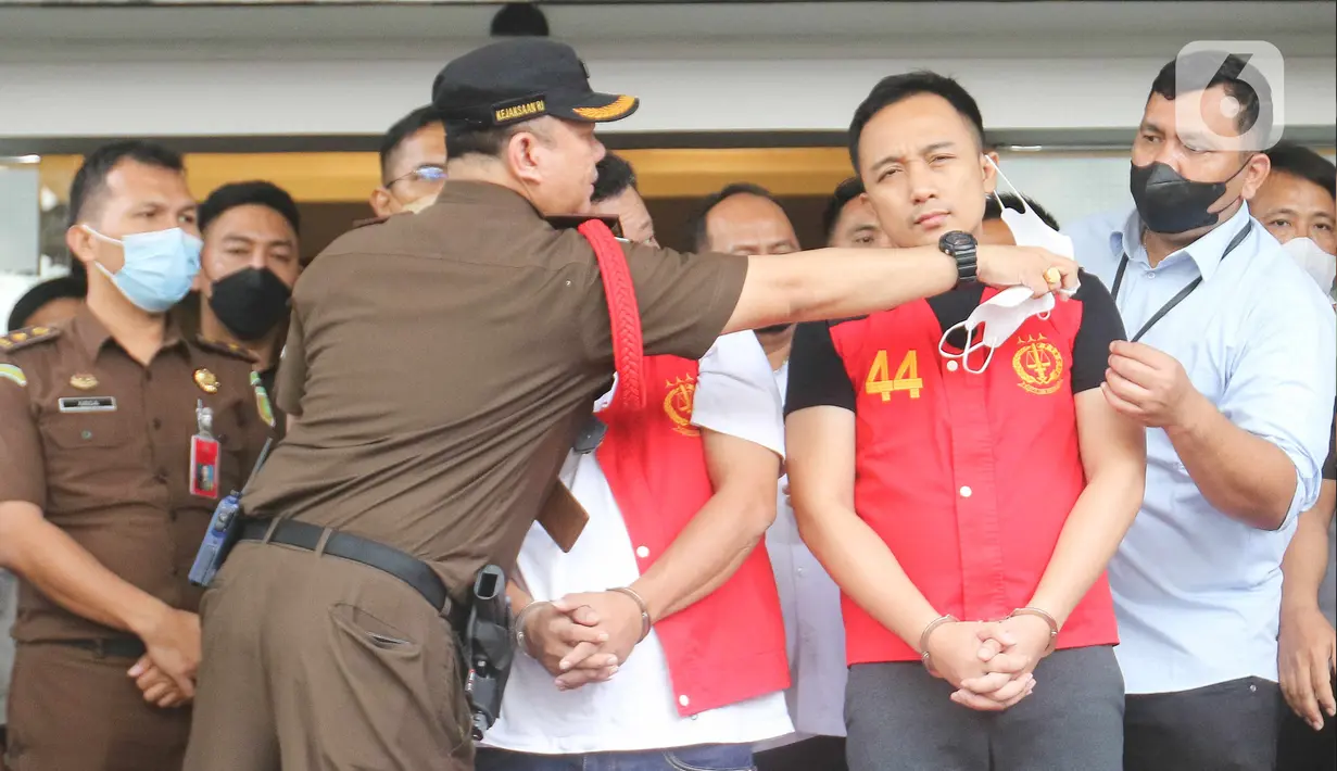 Dua tersangka kasus pembunuhan berencana Brigadir J, Kuat Ma’ruf dan Ricky Rizal ditunjukkan petugas saat proses pelimpahan berkas perkara tahap dua kasus di Gedung Kejaksaan Agung, Jakarta, Rabu (5/10/2022). Penyidik Bareskrim Polri menyerahkan 11 tersangka dan barang bukti kepada Kejaksaan Agung dalam pelimpahan tahap dua terkait kasus pembunuhan berencana Brigadir J dan obstruction of justice yang salah satunya menjerat mantan Kadiv Propam Ferdy Sambo. (Liputan6.com/Herman Zakharia)