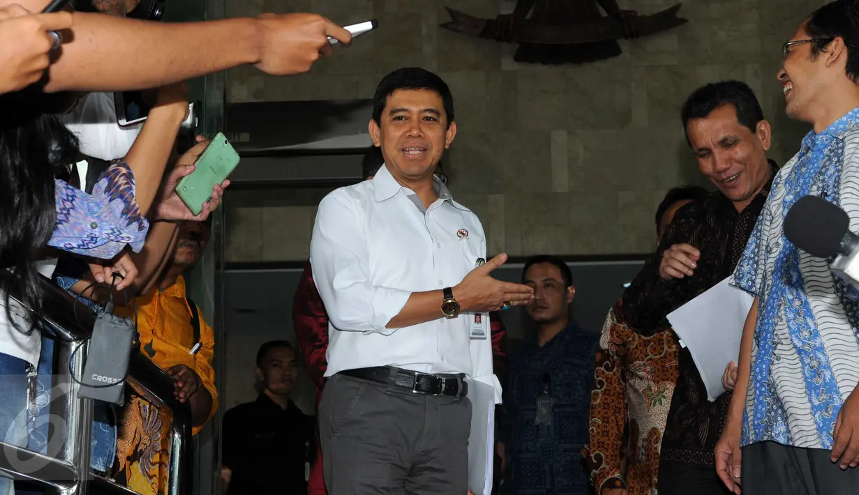 Menpan RB, Yuddy Chrisnandi usai melakukan pertemuan dengan pimpinan KPK, Jakarta, (18/3). Yuddy Chrisnandi datangi KPK untuk melakukan koordinasi dan klarifikasi mengenai perihal LHKPN pejabat negara yang belum disetorkan. (Liputan6.com/Helmi Afandi)