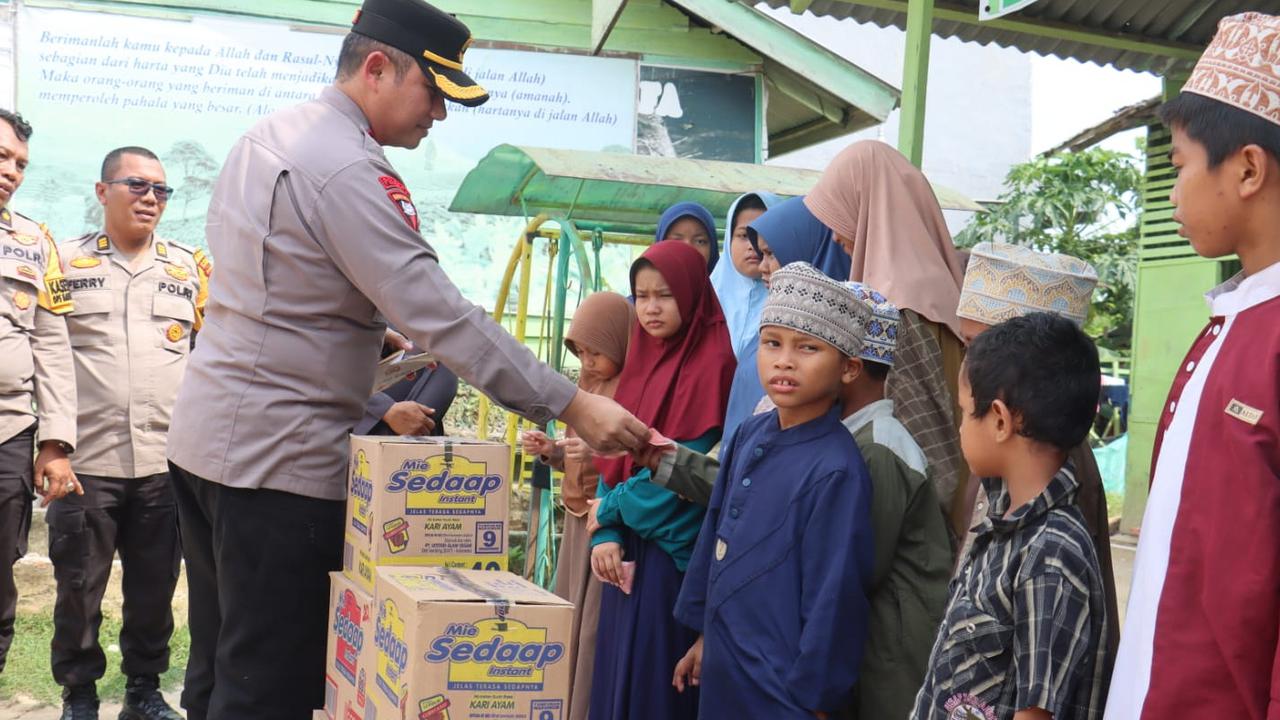 Peringati Hari Jadi Humas Polri, Polres Pelalawan Gelar Bakti Sosial ke Rumah Ibadah dan Panti Sosial