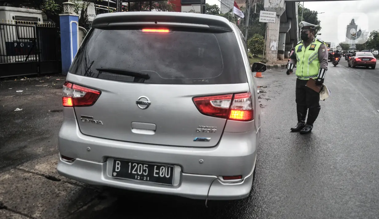 Pengendara mobil yang melanggar aturan ganjil genap meminggirkan kendaraannya di Jalan MT Haryono, Jakarta, Kamis (28/10/2021). Direktorat Lalu Lintas Polda Metro Jaya mulai hari ini memberlakukan sanksi tilang kepada pelanggar ganjil genap di 13 ruas jalan DKI Jakarta. (merdeka.com/Iqbal S Nugroho)