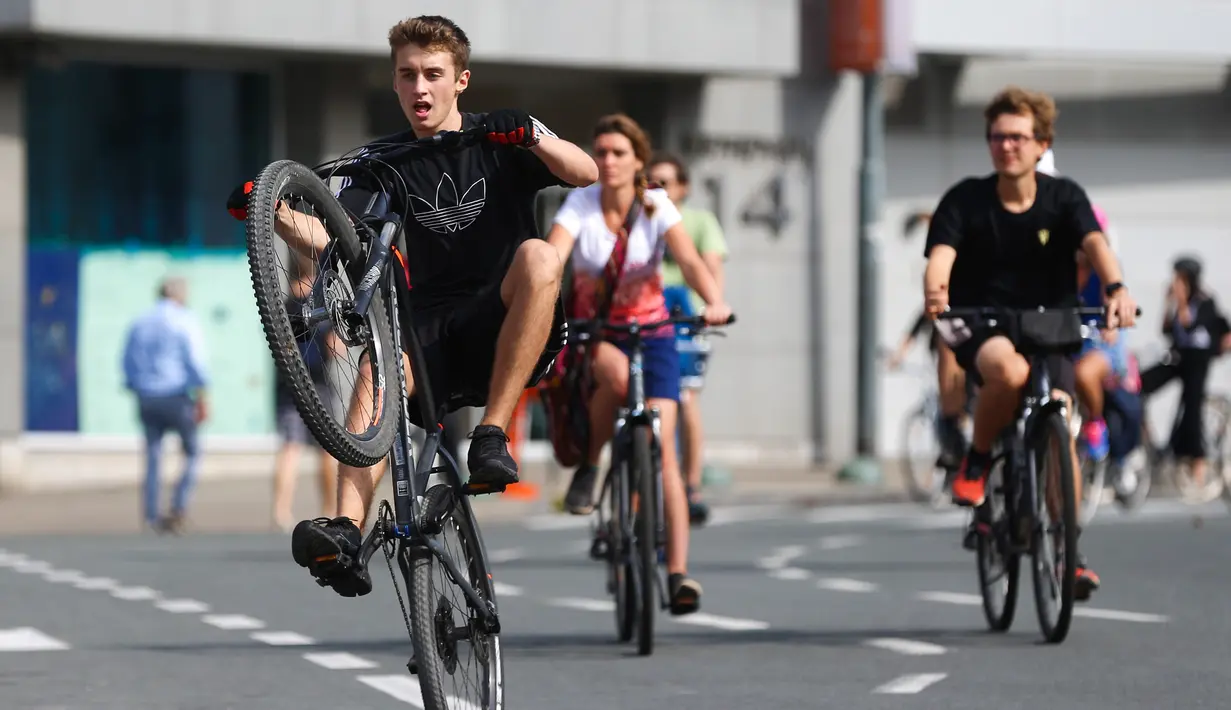 Orang-orang bersepeda di sebuah jalan dalam acara Hari Minggu Bebas Kendaraan Bermotor (Car Free Sunday) di Brussel, Belgia, pada 20 September 2020. (Xinhua/Zheng Huansong)