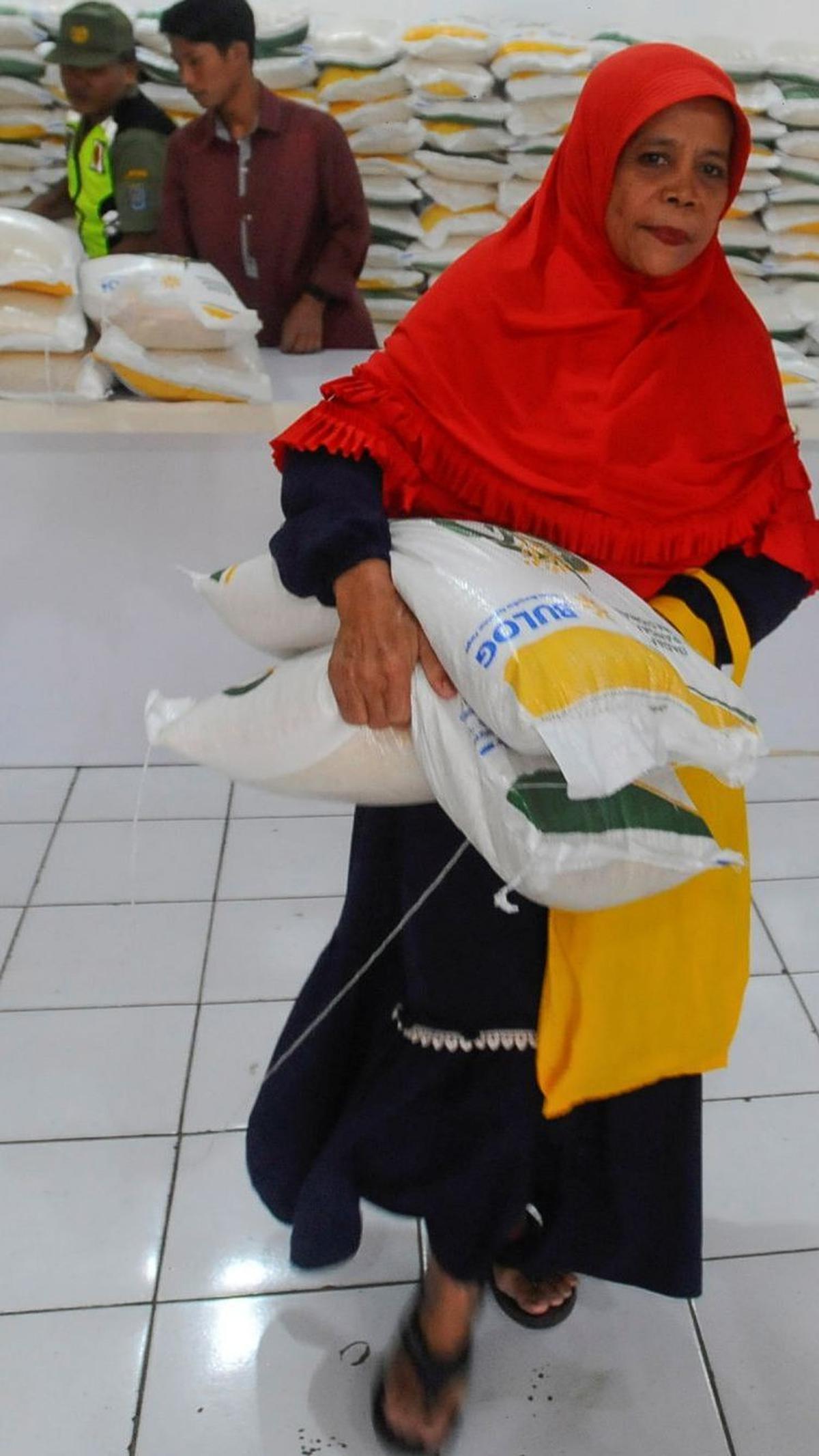 Pembagian beras ini berlangsung selama 3 bulan yang masing-masing keluarga mendapatkan 10 kg beras per keluarga penerima manfaat (KPM).