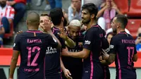 Para pemain Barcelona merayakan gol yang dicetak Neymar (tengah) saat melawan Sporting Gijon pada lanjutan La Liga Spanyol di Stadion El Molinon, Gijon, Sabtu (24/9/2016) WIB. (REUTERS/Eloy Alonso)