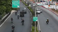 Kendaraan melintas di Jalan HR Rasuna Said, Kuningan, Jakarta, Senin (21/8). Untuk mengurai kemacetan di Ibukota, Pemprov DKI berencana menguji coba larangan bagi motor melintasi jalan tersebut mulai 11 September 2017. (Liputan6.com/Immanuel Antonius)