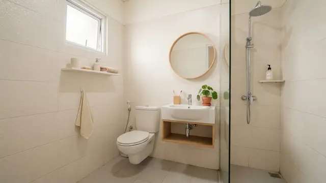 Kamar Mandi Minimalis dengan Warna Putih Hangat