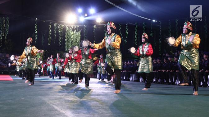 Atraksi anggota brimob saat meriahkan HUT Korps Brimob ke-73 di Mako Brimob Polri, Kelapa Dua, Depok, Jawa Barat, Rabu (14/11). Anggota brimob dari berbagi daerah membawakan tarian daerah masing-masing dari bali, papua. (Liputan6.com/Herman Zakharia)