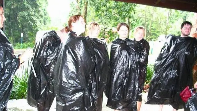 10 Momen Pengendara Pakai Jas Hujan Plastik saat Hujan Ini Kocak