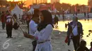 Pengunjung berselfie sambil menimmati pemandangan di pantai Ancol, Jakarta, (31/12). Pemprov DKI Jakarta menyarankan untuk warga Jakarta yang ingin merayakan malam pergantian tahun di pusatkan di Pantai Ancol. (Liputan6.com/Gempur M Surya)
