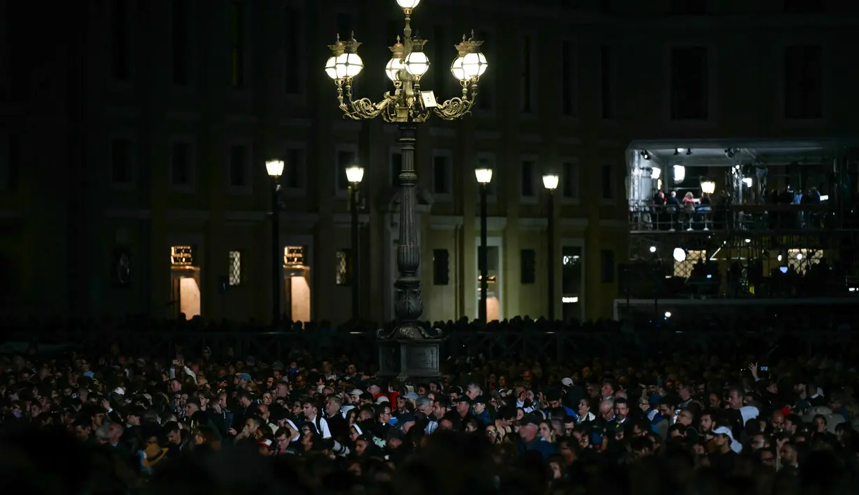 Ribuan orang menanti di lapangan Santo Petrus, Vatikan untuk bisa melihat langsung warna asap yang menandakan hasil konklaf pemilihan paus baru. (Stefano Rellandini/AFP)
