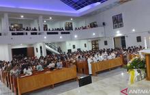 Ratusan Umat Padati Misa Malam Paskah Rumengkor, Gereja Rusak Akibat Gempa