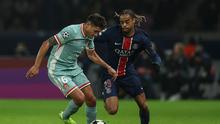 Penyerang Prancis Paris Saint-Germain Bradley Barcola (kanan) dan bek Argentina Atletico Madrid Nahuel Molina Lucero berebut bola selama Liga Champions UEFA, fase Liga - Pertandingan ke-4, pertandingan sepak bola antara Paris Saint-Germain (PSG) dan Atletico Madrid, di stadion Parc des Princes di Paris pada 6 November 2024.FRANCK FIFE / AFP
