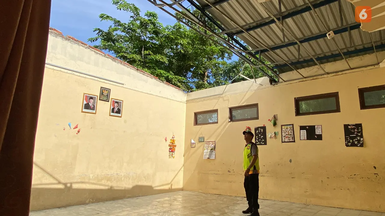 Atap gedung SD ambruk diterjang hujan badai di Kudus