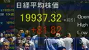 Orang tercermin dalam papan yang menampilkan rata-rata Nikkei di Tokyo, Jepang,  Jumat,  (10/7/ 2015). Nikkei adalah  indeks pasar saham untuk Bursa Saham Tokyo. (REUTERS/Thomas Peter)