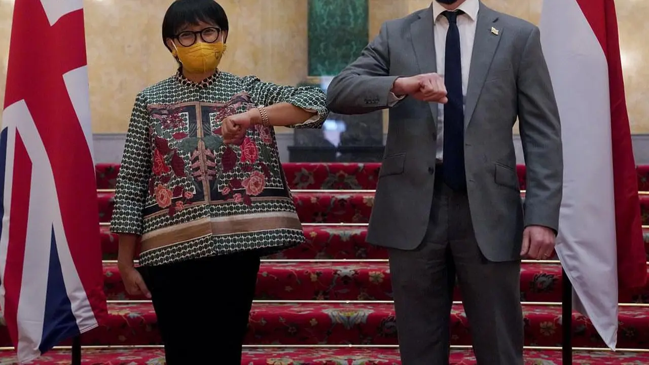 Menlu Retno (kiri) bersama dengan Menlu Inggris, Dominic Raab dalam kunjungan Indonesia ke Inggris pada 14 Oktober 2020.