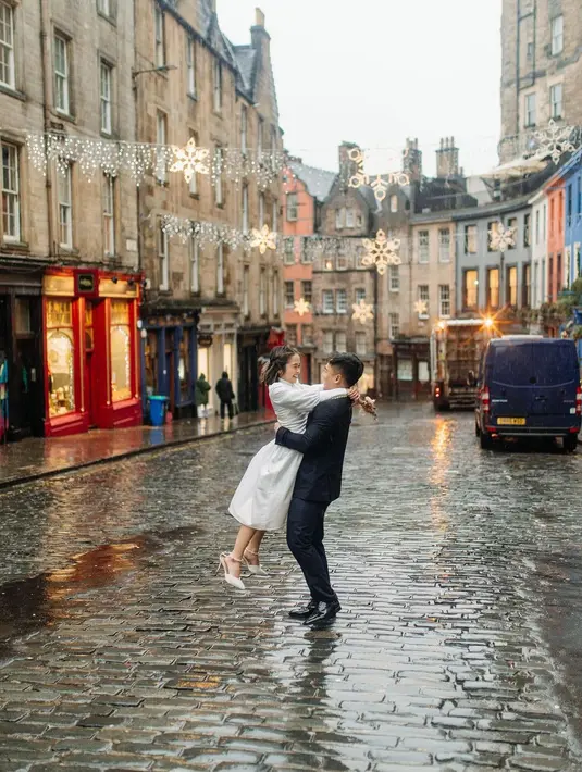 Meski hujan, Gritte dan Arif tetap nampak bahagia jalani foto prewedding  [@gritteagathaa]