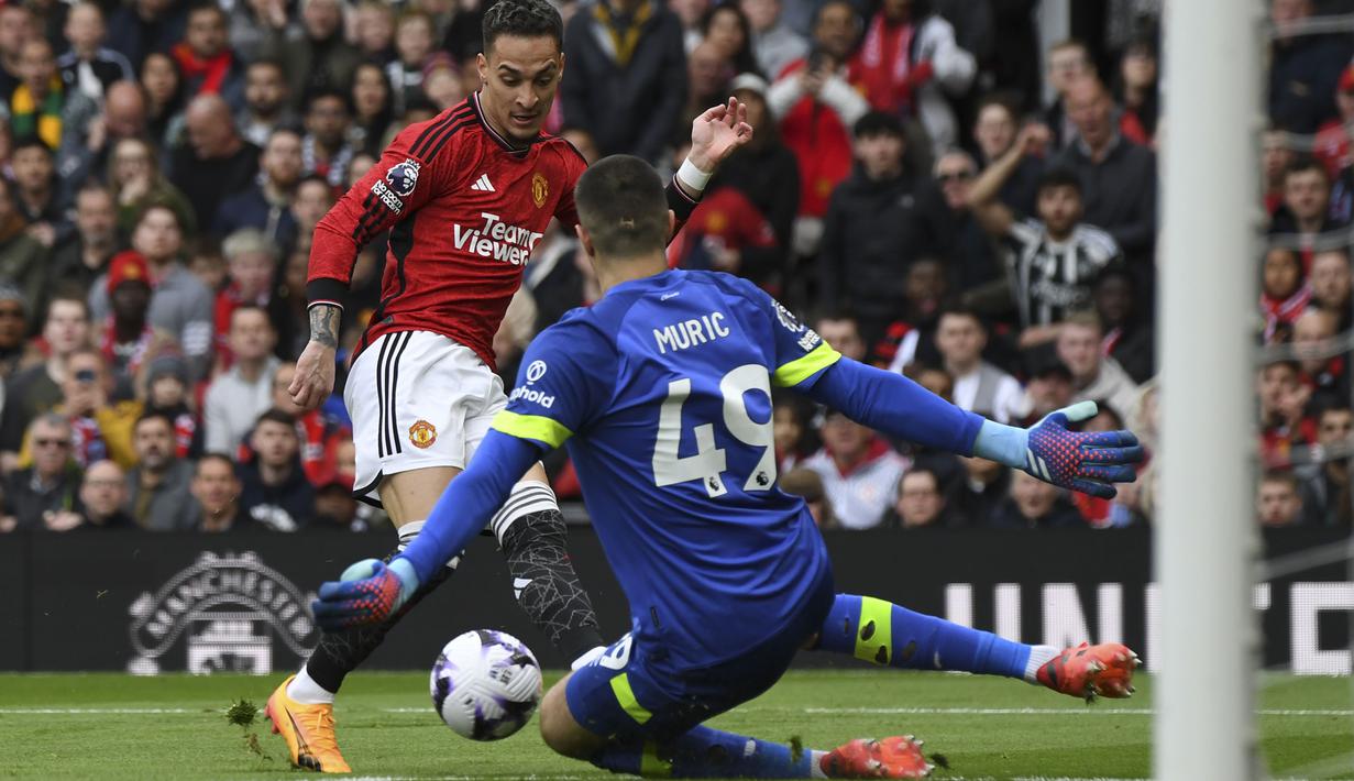 Gelandang Manchester United, Antony berusaha mencetak gol ke gawang Burnley yang dijaga Arijanet Muric pada laga pekan ke-35 Premier League 2023/2024 di Old Trafford Stadium, Manchester, Sabtu (27/4/2024). (AP Photo/Rui Vieira)