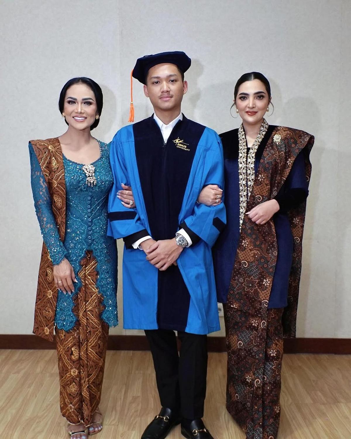 Potret Krisdayanti Tampil Elegan dalam Balutan Kebaya Tradisional