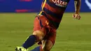 Penyerang Barcelona, Luis Suarez berlari membawa pada laga International Champions Cup 2015 di Rose Bowl, California, Rabu (22/7/2015). Barcelona menang 2-1 atas LA Galaxy. (AFP PHOTO/MARK RALSTON)