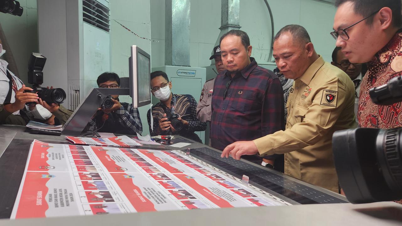 Ketua KPU RI, Mochammad Afifuddin melakukan sidak ke PT Impera Indonesia yang menjadi lokasi percetakan surat suara di Pasuruan, Jawa Timur (Liputan6.com/Dicky Agung Prihanto)