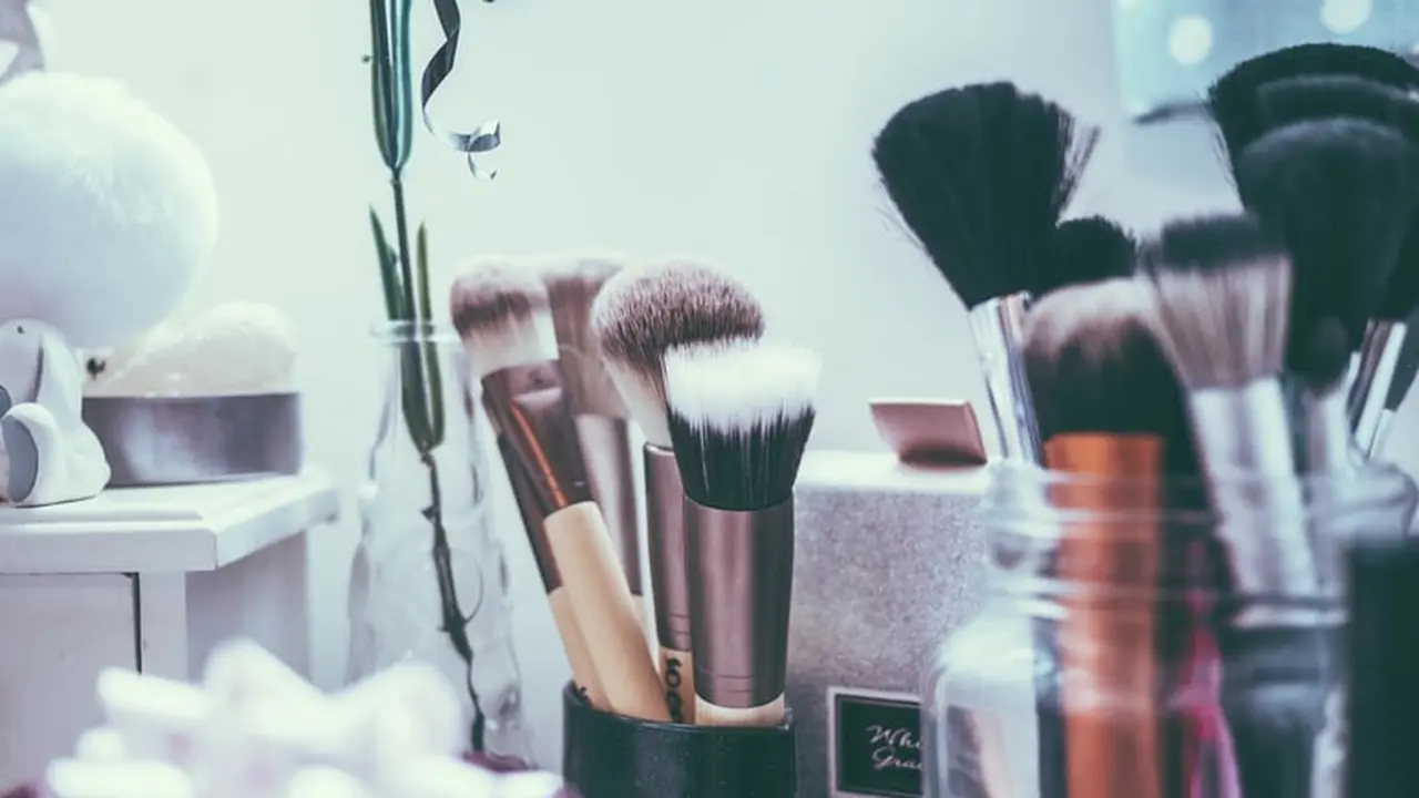 Ilustrasi kuas makeup