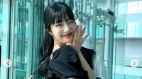 Joy Red Velvet mengenakan dress hitamnya. (Instagram @_imyour_joy)