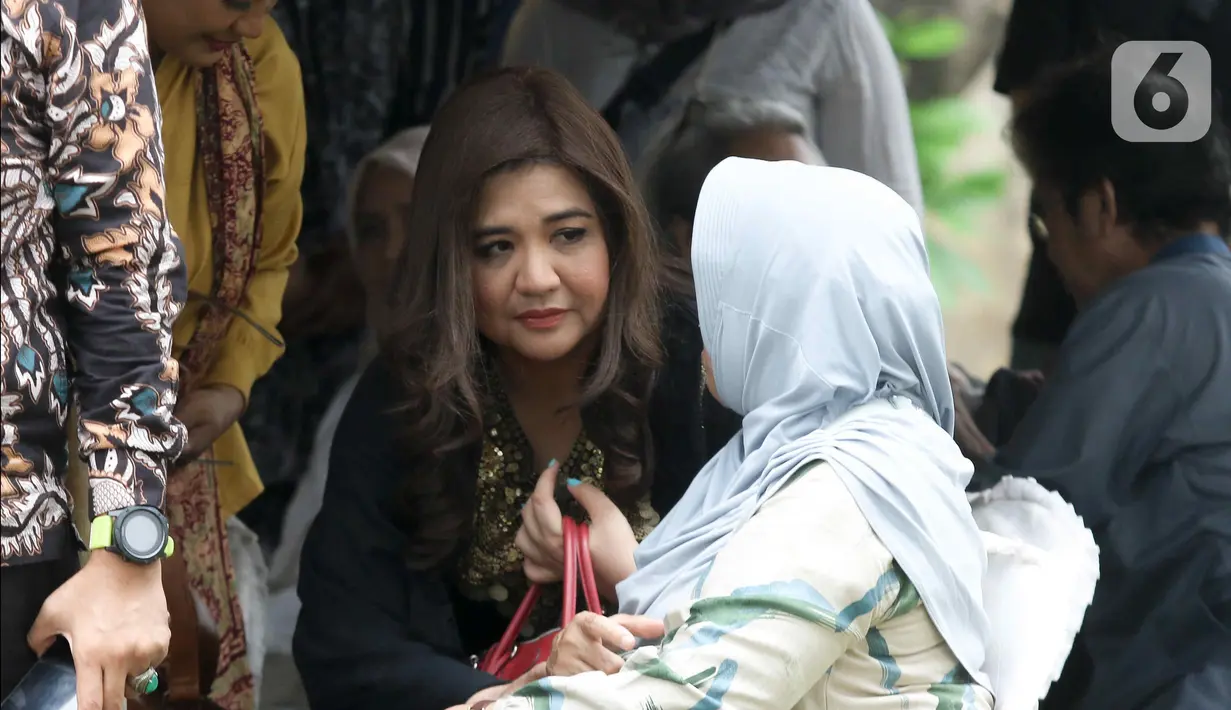 Artis Cornelia Agatha terlihat menghadiri pemakaman mantan Menko Bidang Kemaritiman, Rizal Ramli di tempat pemakaman umum (TPU) Jeruk Purut Jakarta, Kamis (4/1/2024). (Liputan6.com/Herman Zakharia)
