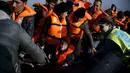 Puluhan imigran dan Pengungsi dari Suriah saat tiba di pulau Lesbos, Yunani, Senin (9/11). Sejak tahun 2015 lebih dari 590.000 imigran menyeberang ke Yunani akibat perang yang terjadi di Suriah. (REUTERS/Alkis Konstantinidis)