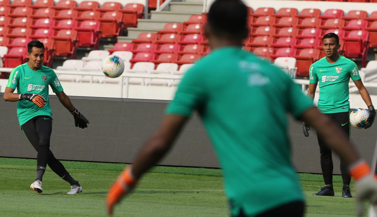 Kiper Timnas Indonesia, Angga Saputra, menendang bola saat latihan jelang laga kualifikasi Piala Dunia 2022 di SUGBK, Jakarta, Minggu (8/9). Indonesia akan berhadapan dengan Thailand. (Bola.com/M Iqbal Ichsan)