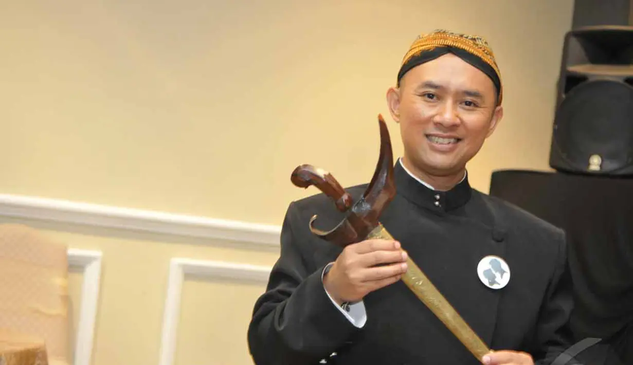 Komedian Extravaganza ini bergaya dengan keris yang dibawanya, Gran Mahakam Hotel, Jakarta Selatan, Kamis (22/5/2014) (Liputan6.com/Panji Diksana).
