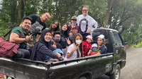 Lagu Aurel Trending YouTube, Ini 6 Momen Perayaan Keluarga Hermansyah Liburan Naik Pikap