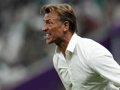 Timnas Arab Saudi yang mampu menghadirkan kejutan di laga awal Grup C dengan membekuk salah satu tim unggulan Argentina nyatanya harus tersingkir dan gagal lolos ke babak 16 besar Piala Dunia 2022. Usai mempecundangi Lionel Messi dkk, tim besutan Herve Renard tersebut harus kalah dalam dua laga berikutnya. Terakhir pada matchday ketiga, Arab Saudi takluk 1-2 dari Meksiko, meski sepanjang laga sang pelatih penuh totalitas memompa semangat para pemainnya. (AP/Manu Fernandez)