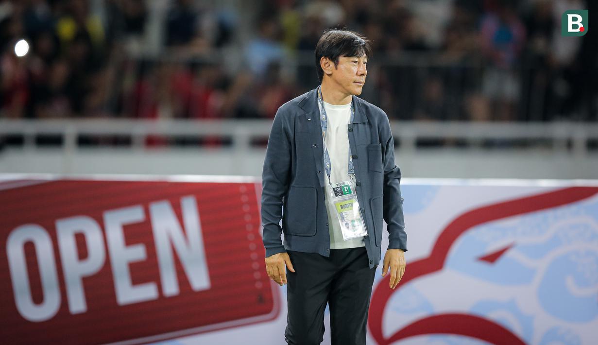 Pelatih Timnas Indonesia, Shin Tae-yong melakukan victory lap setelah laga Grup F Kualifikasi Piala Dunia 2026 antara Timnas Indonesia Vs Vietnam di Stadion Utama Gelora Bung Karno (SUGBK), Senayan, Jakarta, Kamis (21/03/2024). (Bola.com/Bagaskara Lazuardi)