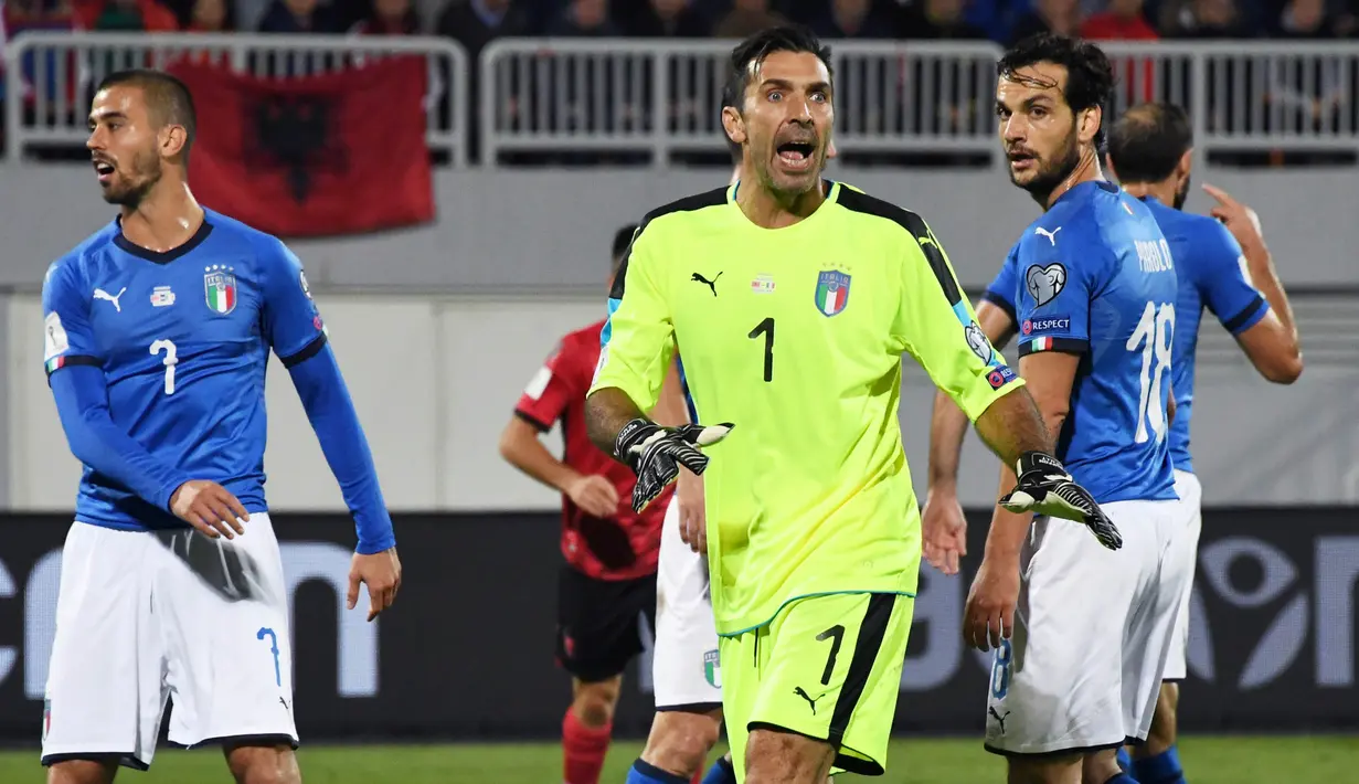 Kiper Italia, Gianluigi Buffon, menyemangati rekannya saat pertandingan melawan Albania pada laga kualifikasi Piala Dunia 2018 di Stadion Loro Borici, Senin (9/20/2017). Italia menang 1-0 atas Albania. (AFP/Gent Shkullaku)