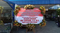 Wali kota Surabaya Eri Cahyadi mengirimkan karangan bunga ke puskesmas dan rumah sakit di Surabaya. (Dian Kurniawan/Liputan6.com)